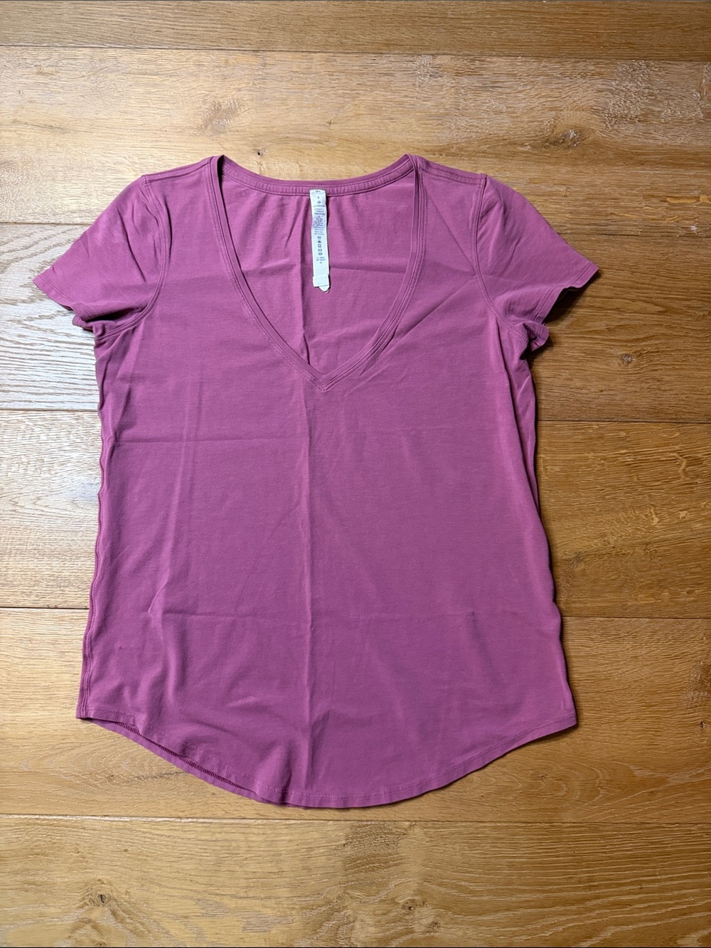 lululemon athletica V-Neck Short Sleeve Tee in Mauve size 4